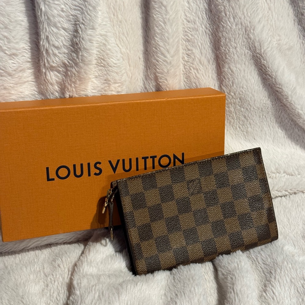 Authentic Vintage Louis Vuitton Marais Pouch w/box
Damier Ebene !